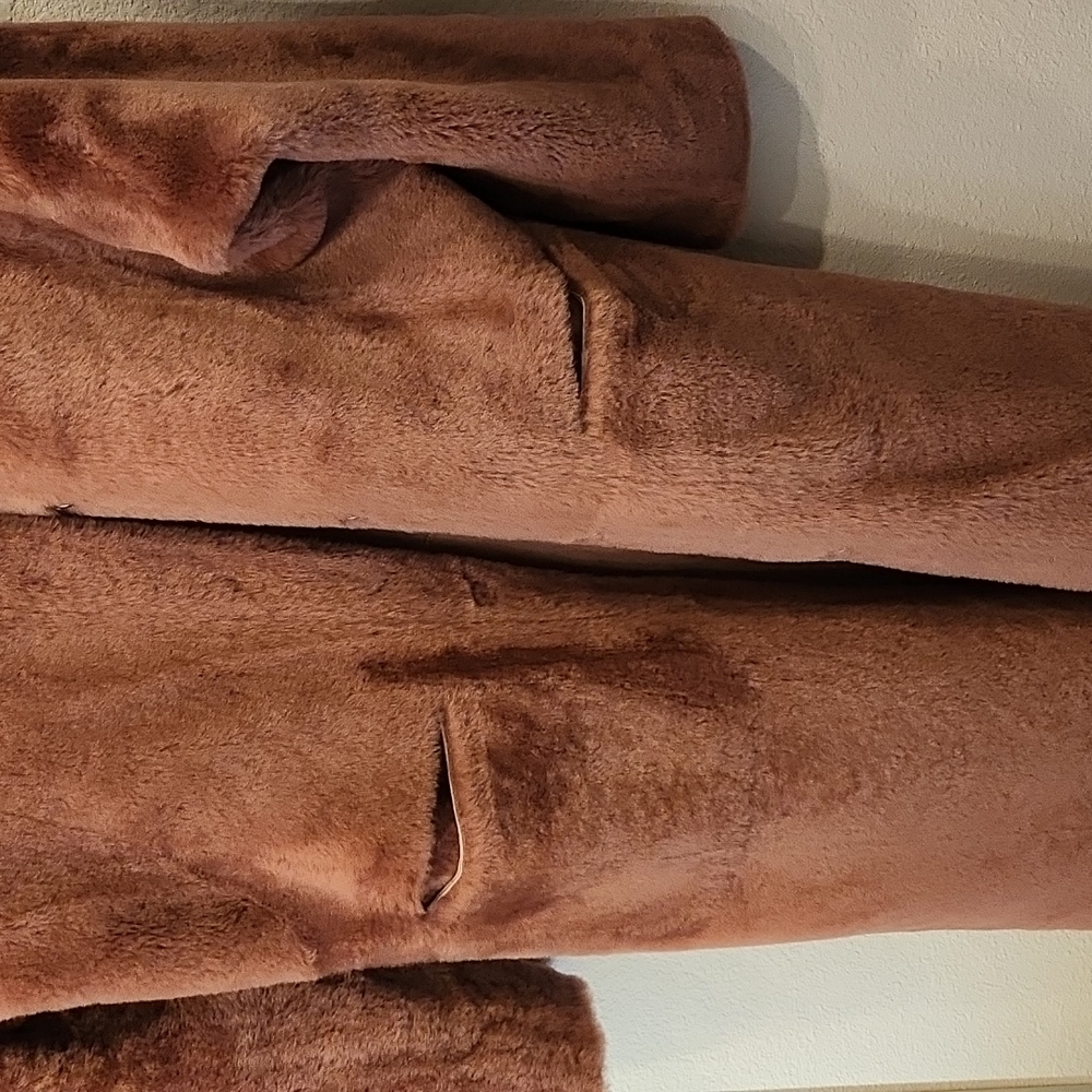 UGG Remy Reversible Shearling Coat. Retail Price$1'995 Color:sephia film. - Picture 11 of 15
